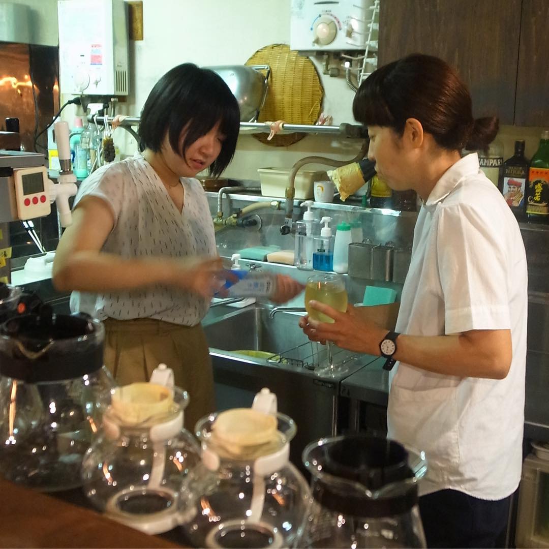 って、やっぱり初コンビの緊張と忙しさて枯渇していた二人は二杯目のドリンクもまた仲良く愉し！（お）