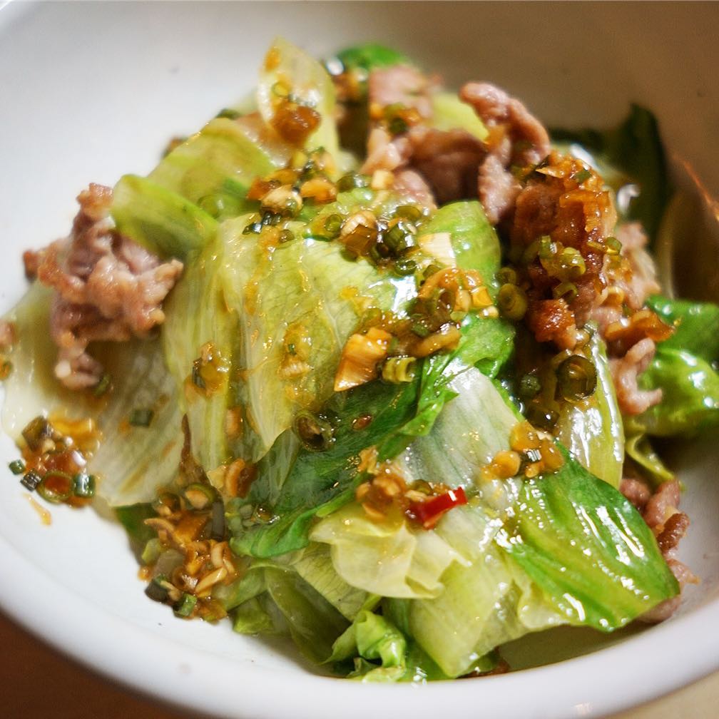 いや、こう暑いとなかなか食欲も〜なんて方にはさっぱり酢が効く！「レタスと塩豚の酢蒸し」！レタスもさくさくたべられるし、豚肉のビタミン、さっくり酢蒸しは中華香味だれがアクセント！ワタクシも大好き！（笑）（お）