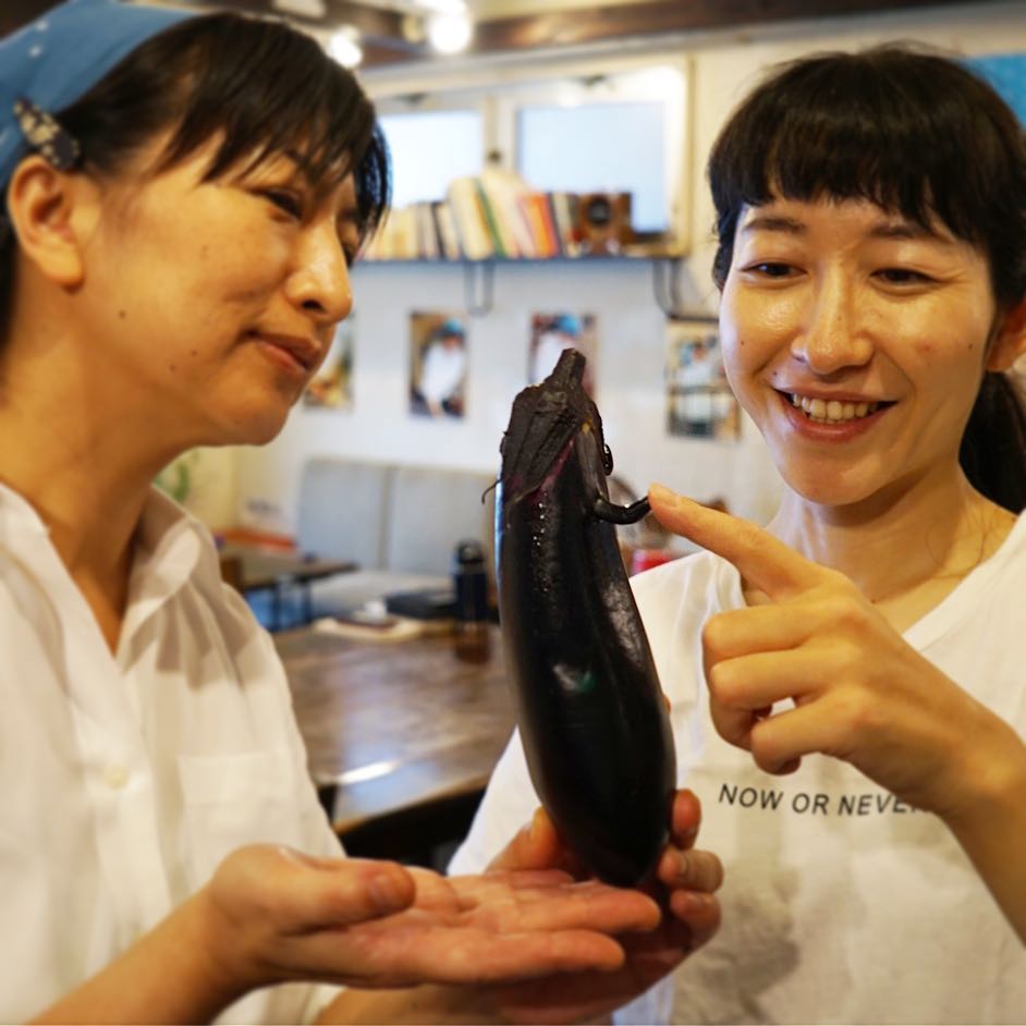 あら！立派な茄子ねぇ！なんて見てたら、アレレ！鼻が付いてますよ！と（笑）、ピノキオみたいで、すでに切るのが忍びない（苦笑）（お）