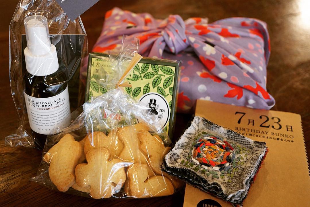 わたくしごとながら誕生日を迎えました。43歳になりました。年相応に容姿は年をとってきましたが、20代の頃より心身ともに元気な気がします。それは周りの皆さんが人生楽しんでるのを間近で感じて影響を貰ってるからだと思います。ありがたいです。そしてみんなのプレゼントのセレクトがそれぞれの個性で面白い。
今日はランチにたくさんお客様がいらしてくださったことも嬉しかったです。これから1年、健康に楽しんでいけたらと思います。(うめ)