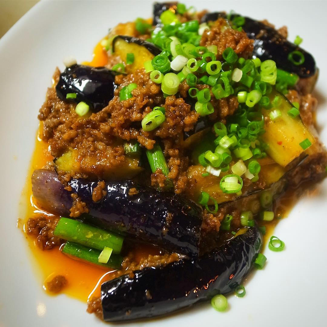 来たっ！ワタクシ大好物は「麻婆茄子」！夏野菜は茄子のおいしい季節にもなって来ましたよ！と、ごりごり山椒を効かせたピリ辛麻婆茄子！今夜今季初登場！ぜひ！（今からでもまだ間に合う！…笑）（お）