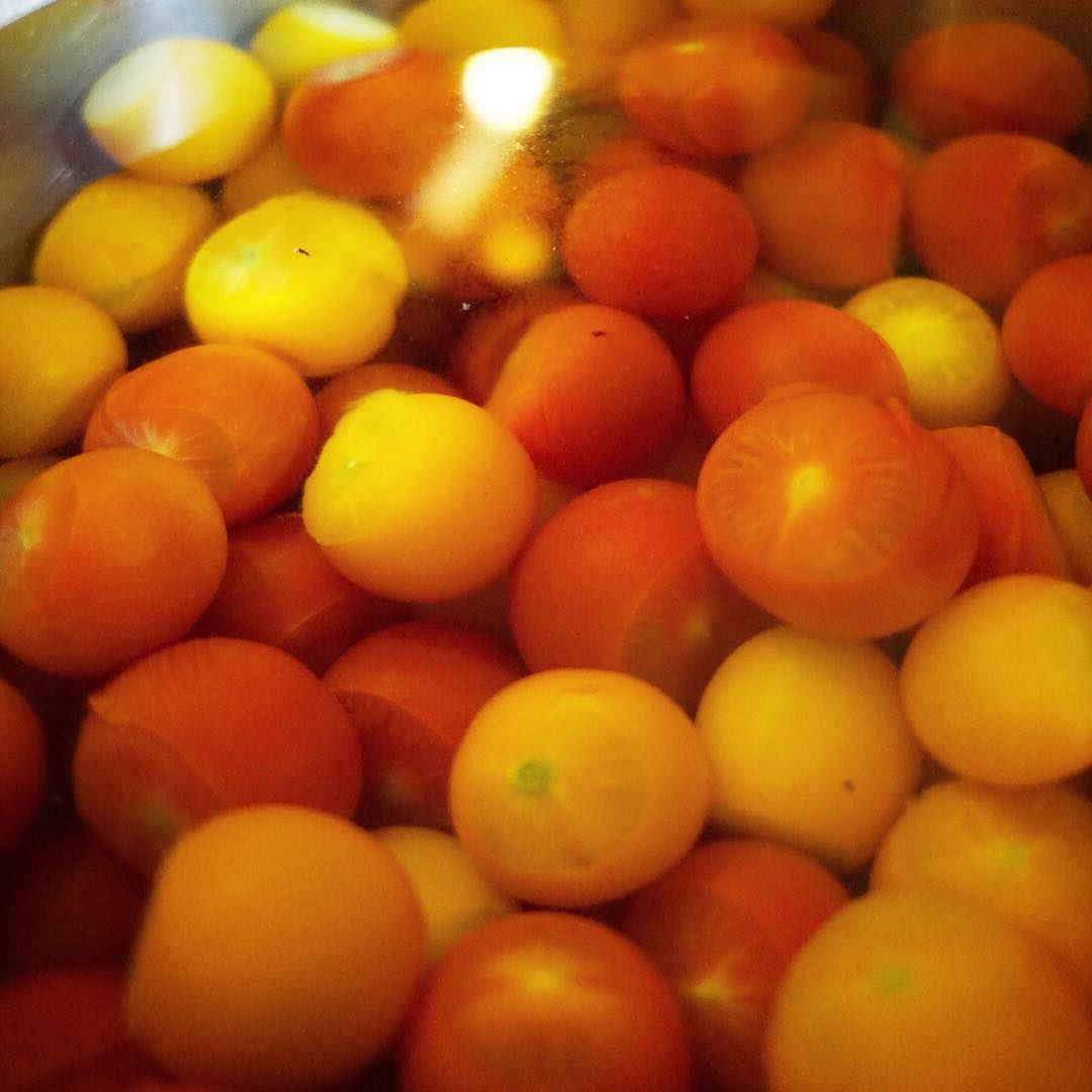 地味なメニューだけど人気だよ！とこれから湯剥きをするところと、冷水の中のミニトマトは、ゆらゆら金魚のようでもあり（笑）（お）