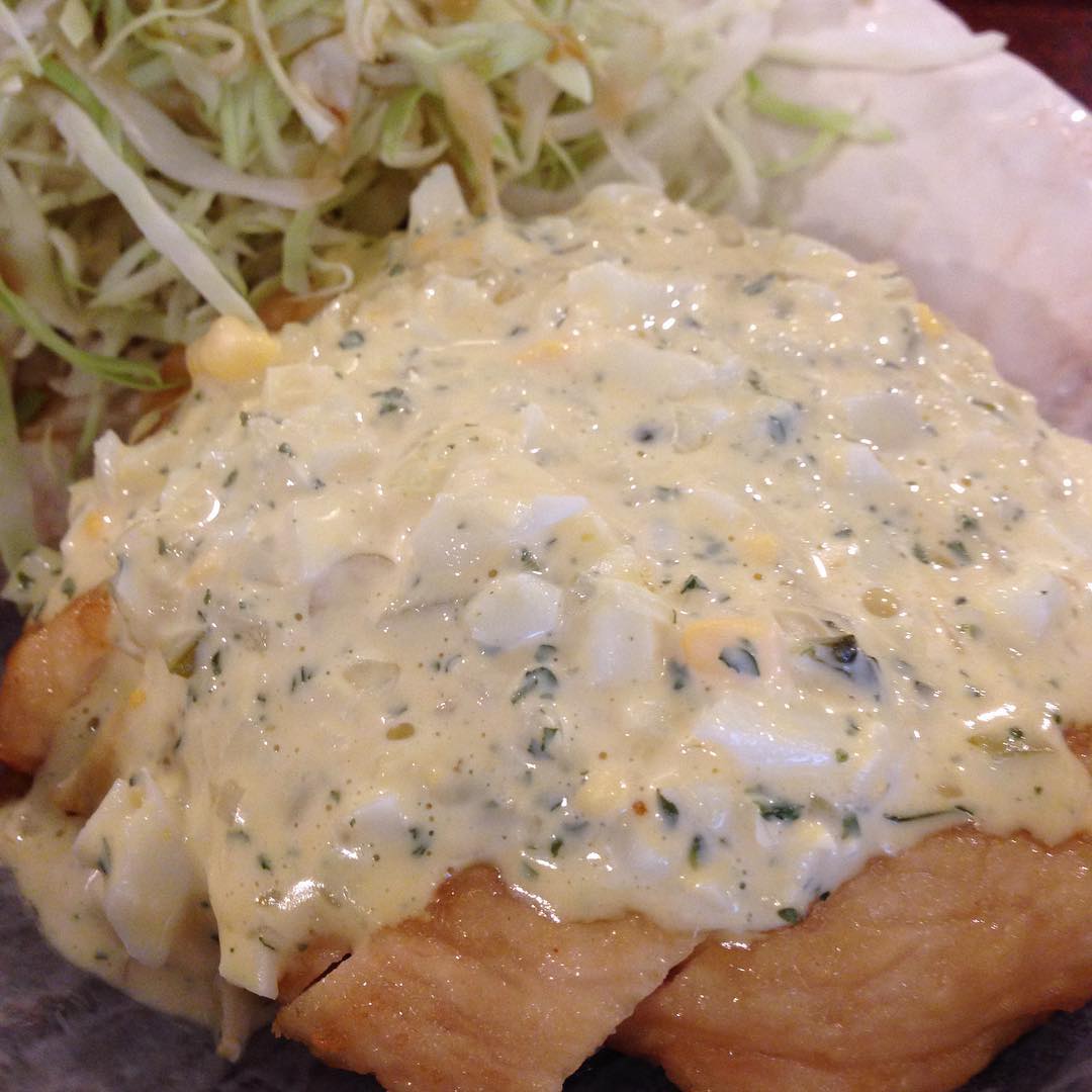 今日のまかないは「甘酢チキン タルタルソース定食」です。
今日はもの凄く暑いですね。「暑いですね」ばかり口にしてしまいますね。バテないようにいっぱい食べてしっかり睡眠とりましょう。(い)