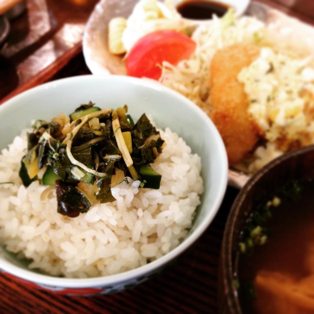 今日は暑い中ご来店本当にありがとうございました。今までの人生で一番暑いのでは…です。
そんななかランチ新メニューの「やたらご飯」をまかないに。
お客様に、夏バテに良いメニューですねと感想いただきました、ありがとうございます。私もそう思います。さっぱりしてるけれどいろんな味がして楽しいですしご飯がすすみます。
ちょっと夏バテなときに
もおすすめです。(うめ)