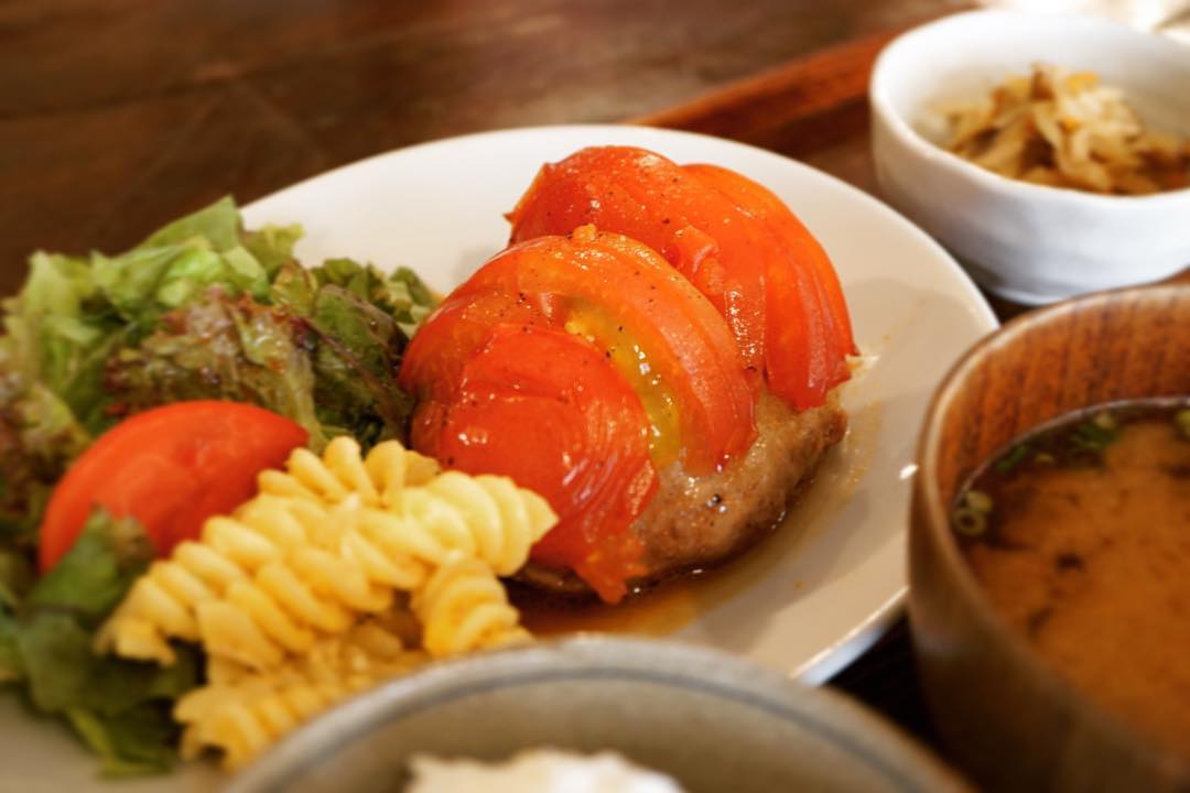 今日も暑いなかランチご来店本当にありがとうございました。たくさんいらしてくださったおかげで、がんばったご褒美のフレッシュトマトのハンバーグがまかないで食べられました＼(^o^)／。ジューシーなトマトがたつぷり、さっぱりハンバーグ。この暑さを乗り切るには美味しいものを食べて夏バテにならないこと！です。
(うめ)