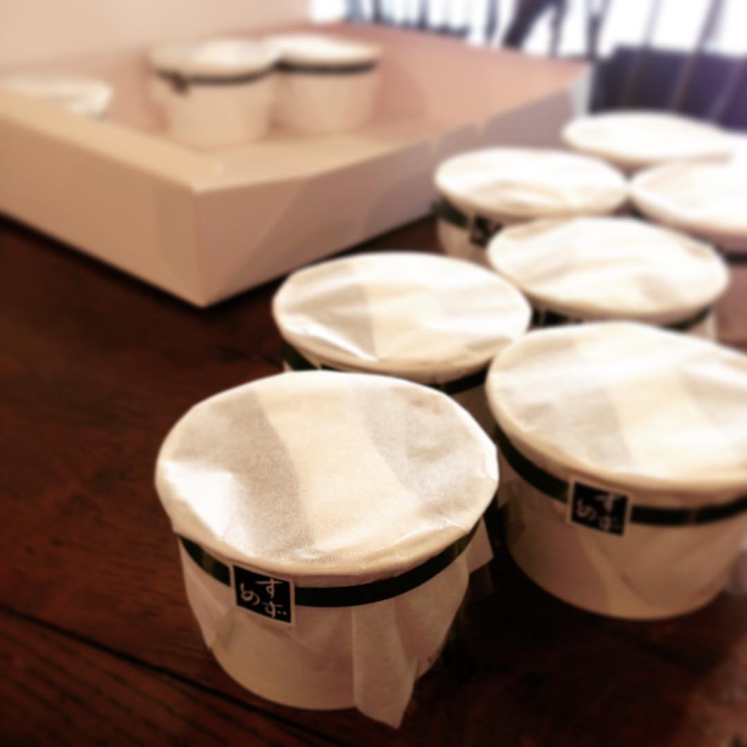 お馴染みのお客様から美味しい差し入れいただきました。
食いしんぼうの私たちは今日も興奮してしまいました！池袋のすずめやさんの水羊羹。甘さぐっと控えめでみずみずしくて暑いお昼時にぴったりなおやつでした。パッケージも涼しげですね。ごちそうさまです！ありがとうございます(うめ)