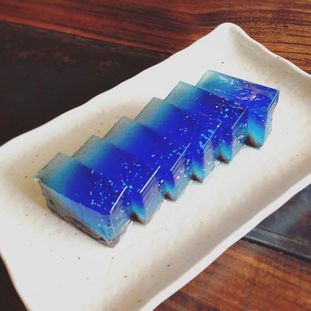 今日のおやつは、先日の七夕にちなんだ夏のお菓子「天の川」！ 京都のお菓子屋さんの羊羹だそうで、ナベさんの弟さんが送ってくださったそうです…！ 甘さ控えめでキラキラウキウキと、美味しくいただきました(^.^)ご馳走さまです（ぬ）