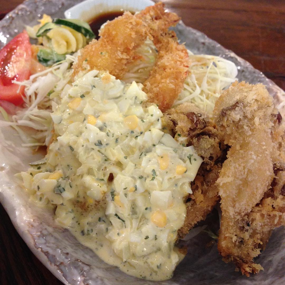 今日のまかないは「エビフライ きのこフライタルタルソース定食」です。
今日も暑くなりましたね。暑いのは嫌いだけど雨が降って犬の散歩できないのと洗濯物が干せないのはもっと嫌い。と、言いながら毎朝やっております。(い)