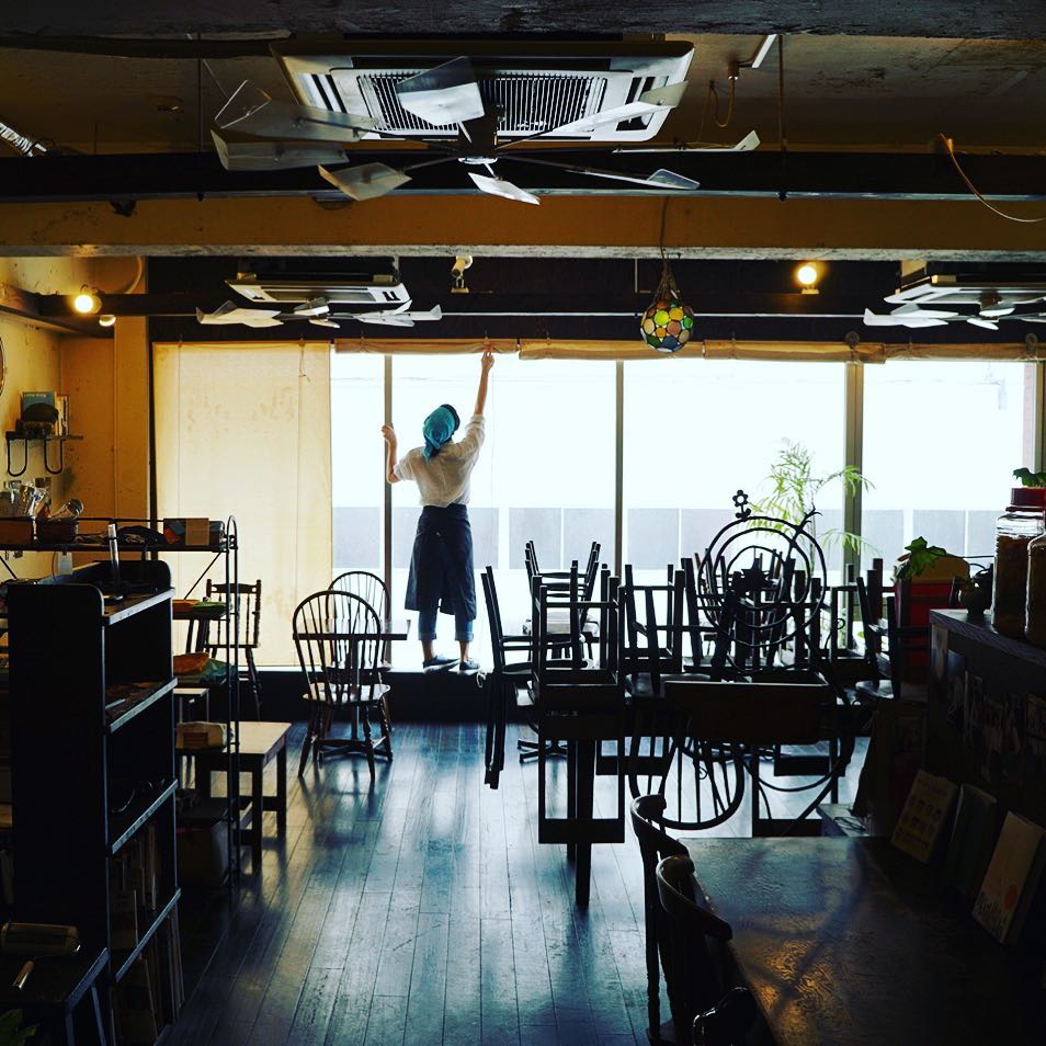 やっぱなんだかんだ昼は明るいし眩しいよねと、昨日夜の阿波踊りのためにすっかり上げた窓際カーテンを開店前、大学生スタッフのもっちゃんにまたするする下ろしてもらいましたとさ日曜日（お）