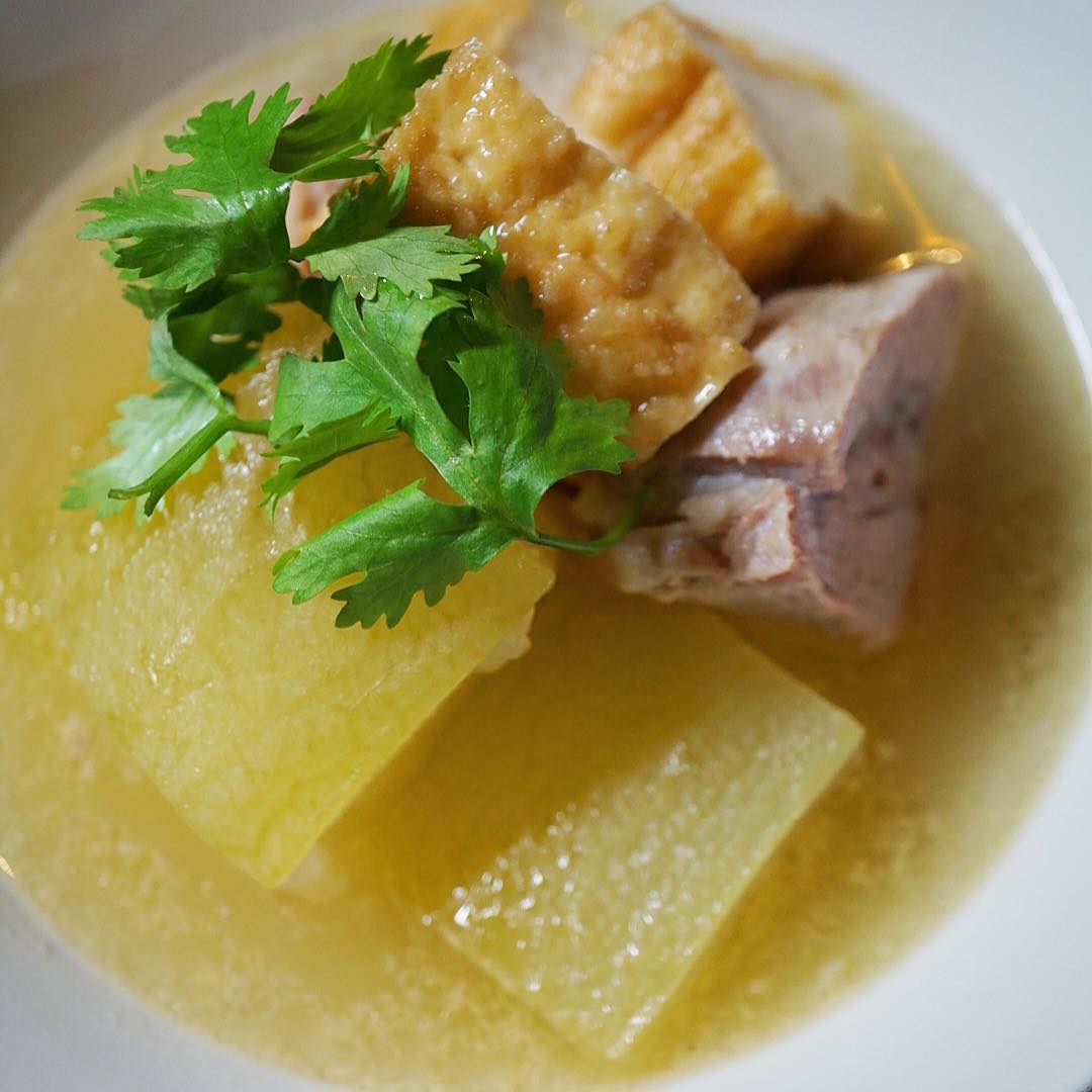 さてと残暑厳しい今日この頃、なんやかんや夏の疲れも出る頃ですよと、こうゆう時はやさしいお味の「塩豚と厚揚げ、冬瓜の煮もの」はナンプラーでほんのりベトナム風がイイネ！（お）