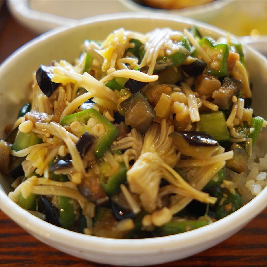 さてと今日のランチでも人気でした「リトスタ風やたら御膳」…ひとまず今日でおしまいと、ワタクシの賄いにも登場！うれしい！と（笑）わしわしごはんがススミます！しっかり噛むのも大事ですよ！（笑）（お）