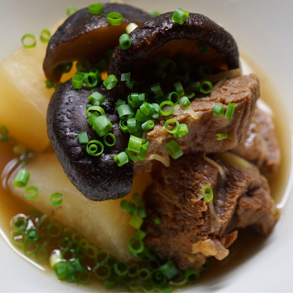 牛肉もじーっくり煮ると、やさしーい味になります。干し椎茸と昆布と一緒にコトコト煮ること2時間ほど。牛肉の旨味が充分に染み出たスープに、大根をさらに加えてコトコト。牛肉も大根も優しく柔らかくなるまで煮込んだ「牛肉と大根のスープ煮」です。シンプルに塩味ベースのあっさり煮物です！（麻）