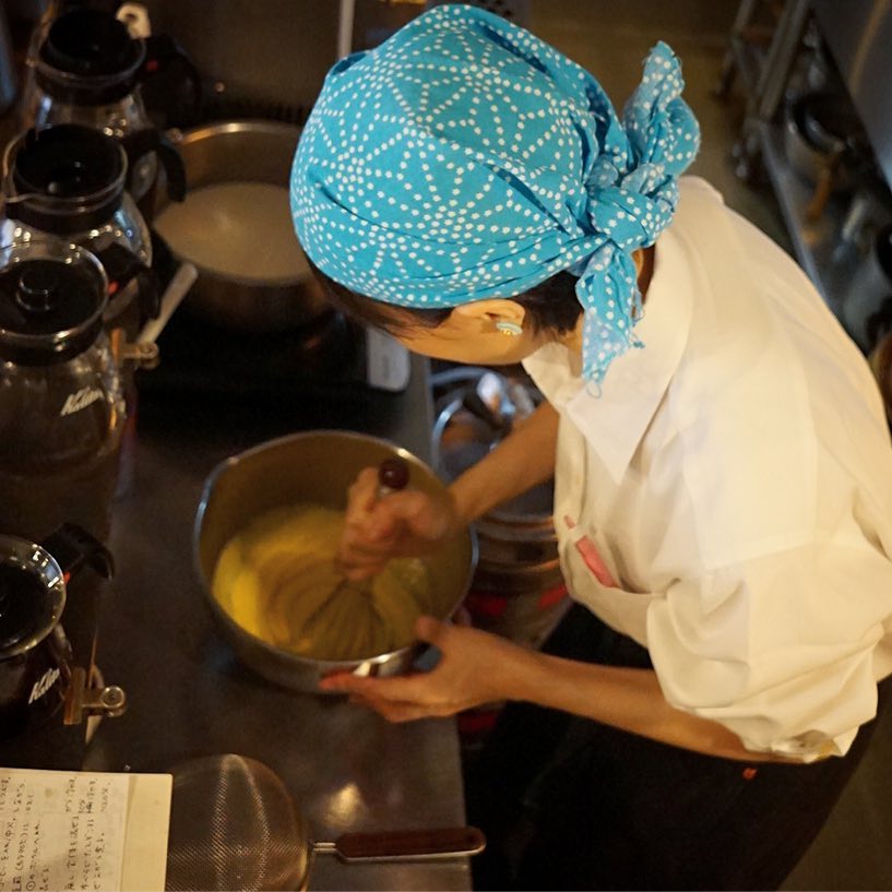 週末ですよと遅番登場はベテランぬまっち、自家製アイスは「バナナカルダモンアイスクリーム」の下ごしらえに余念なし！（お）