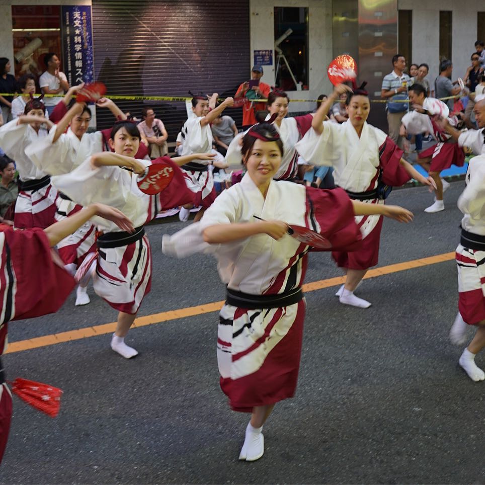 踊りもまたホントに楽しげ！（笑）いや、今年はびっくり連さんがワタクシのイチオシ！…って、仕事だからほとんど見れないんだけどさ（苦笑）。みなさんがんばってくださいね！（お）