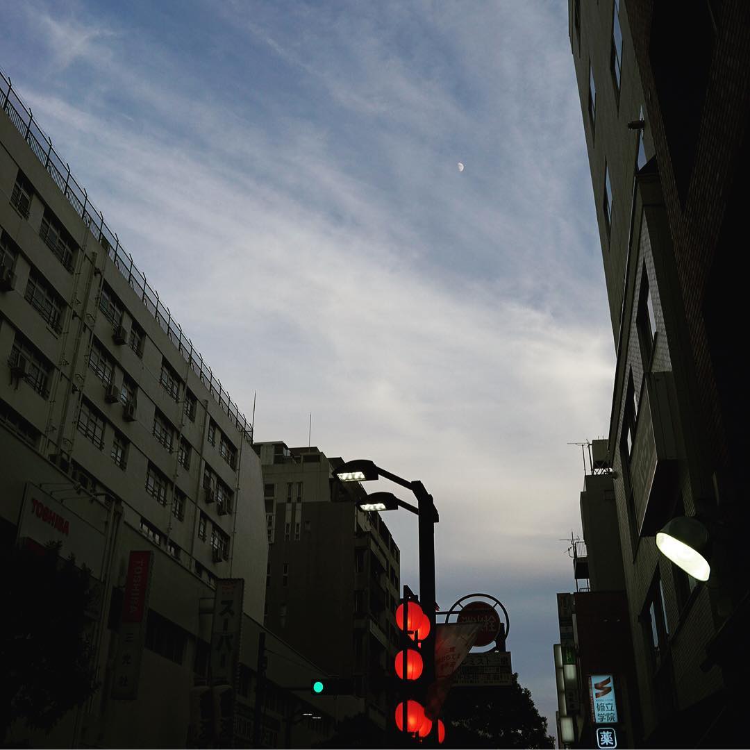 ま、三鷹の夏もぼちぼち終わり…賑やかな夜は、明るい空に白い月（お）