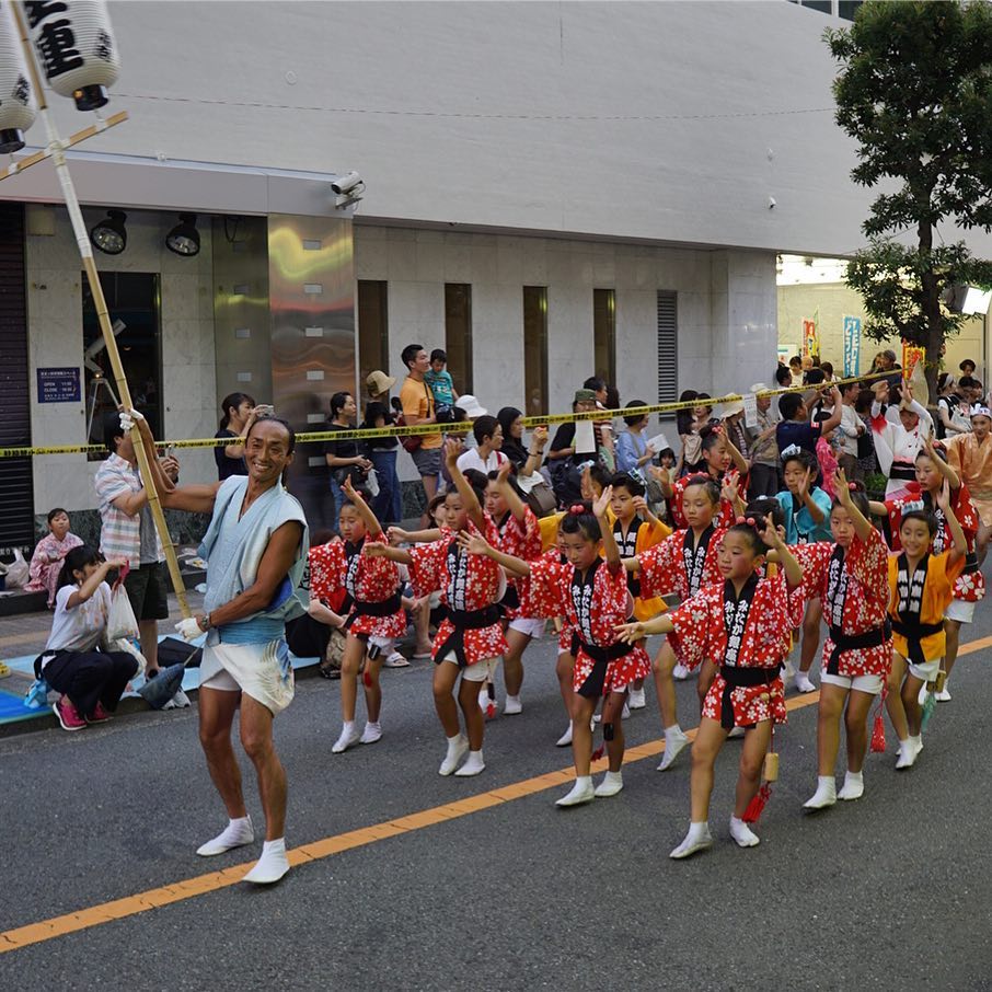 三鷹阿波踊りも2日目はじまったよ！とトップバッターは三鷹銀座連さん！わいわいちびのみなさんのすてきな踊りで幸先ヨシ！今夜も盛り上がっていこう！（お）