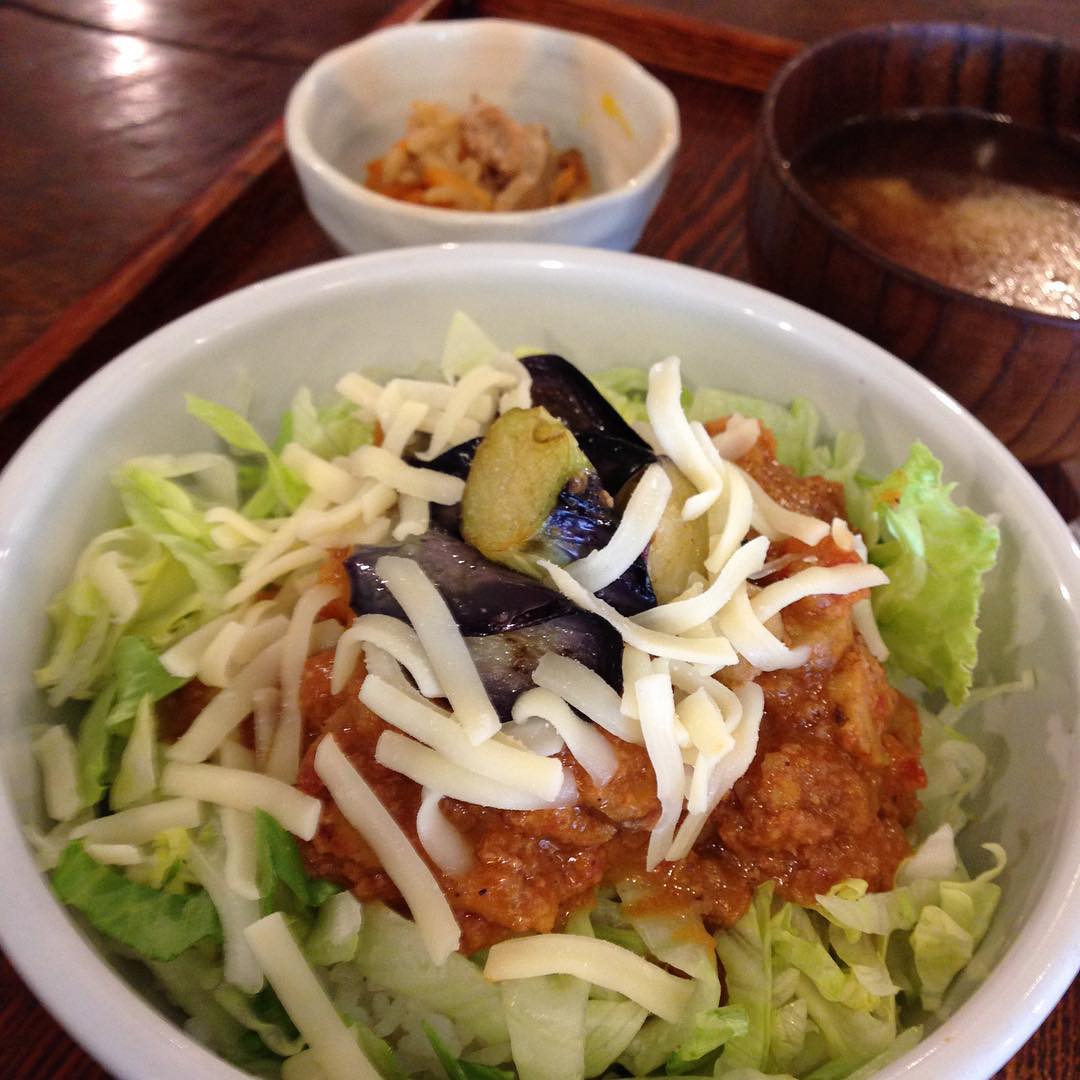 今日のまかないは「根菜タコライス」です。
昨日の夜は娘とリトスタごはんしました。娘はミニトマトのおひたしが超お気に入りです。はちみつレモンのソーダ割りがおいしかったのでレモンと蜂蜜を買って帰りました。はちみつレモン作るぞ〜。(い)