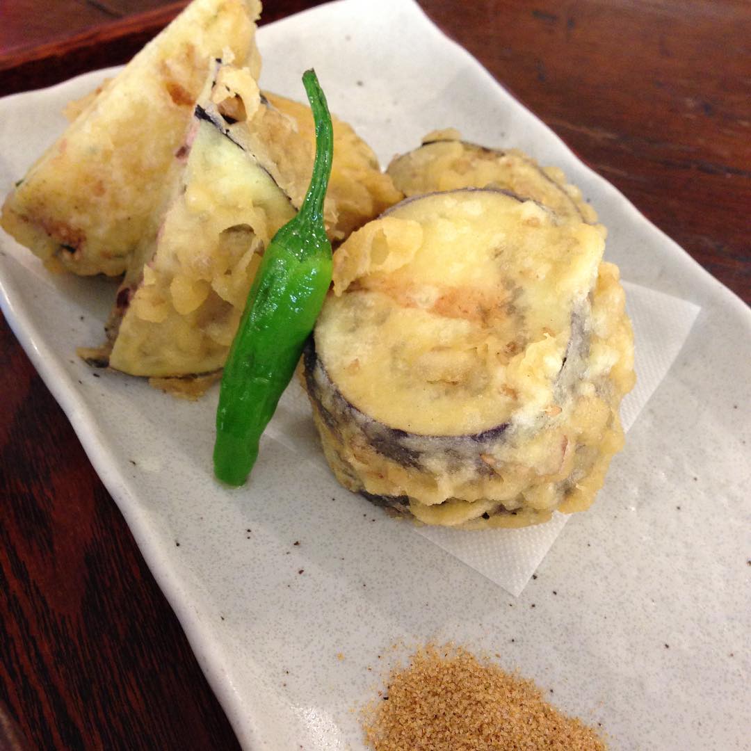 今日のまかないは「茄子とズッキーニのはさみ揚げ定食」です。
今日も朝から暑かったですね。我が家の犬も今朝はあまり歩かず帰ってきました。早く涼しくなるといいなぁ。(い)