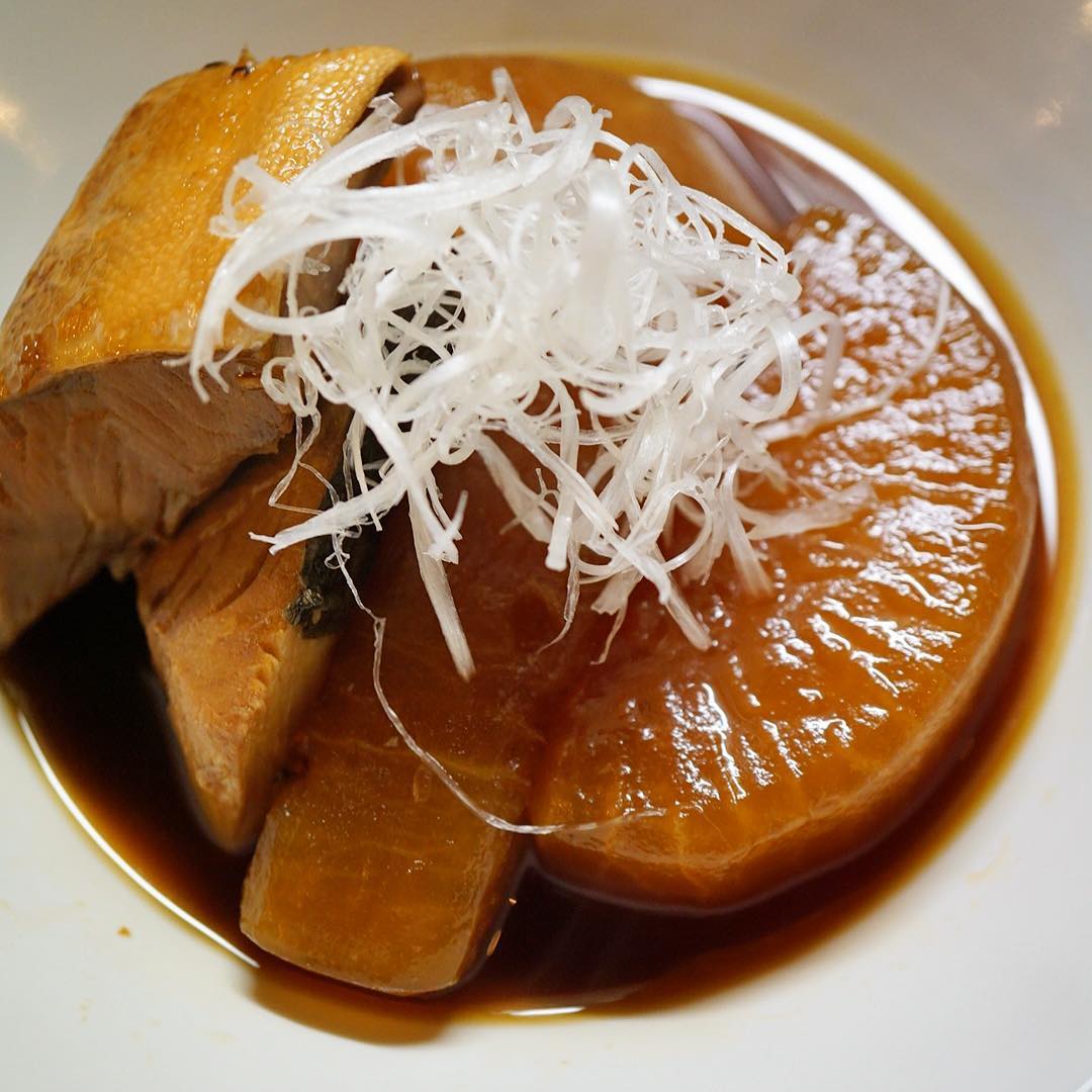 さてと今夜のおススメどんどん行くよ！とまずは「ブリ大根」！いや、説明は要らないねと（笑）、霜降りにしてくさみを取った旬のブリはみずみずしい大根といっしょにしみしみ甘辛〜く煮合わせました！（お）