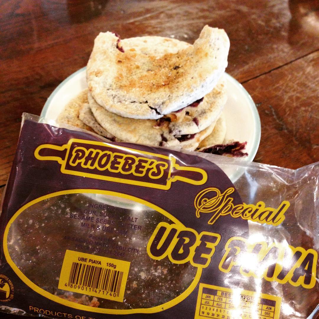 大学生スタッフ・ミウちゃんのセブ島みやげ、クッキーをありがたくいただきました！
UBE？ウベ？なんだなんだ？？ということで店長が調べたところ、ベニ山芋だそうです。ほんのり甘くてくせになる味。シンプルなパッケージも逆にいいですよね。ミウちゃんごちそうさまです！
(うめ)