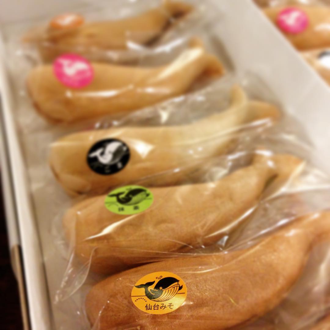 仙台銘菓「くじらもなか」ありがとうございます！形もそうなんですが、クジラの顔が思った以上にワイルドでリアルですね、さすがのセンスです！味も仙台みそやワインなど様々。ちなみに私はコーヒー味いただきました、美味し楽しいお菓子ありがとうございました。(うめ)