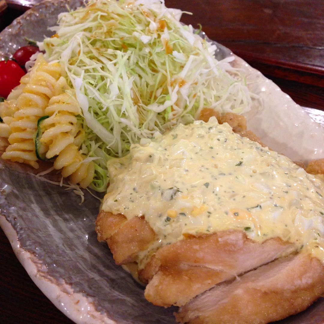 今日のまかないは「甘酢チキン タルタルソース定食」です。
今夜はリトスタごはんの予定なのでまかないご飯は少なめ。ベトナム祭り楽しみです。(い)