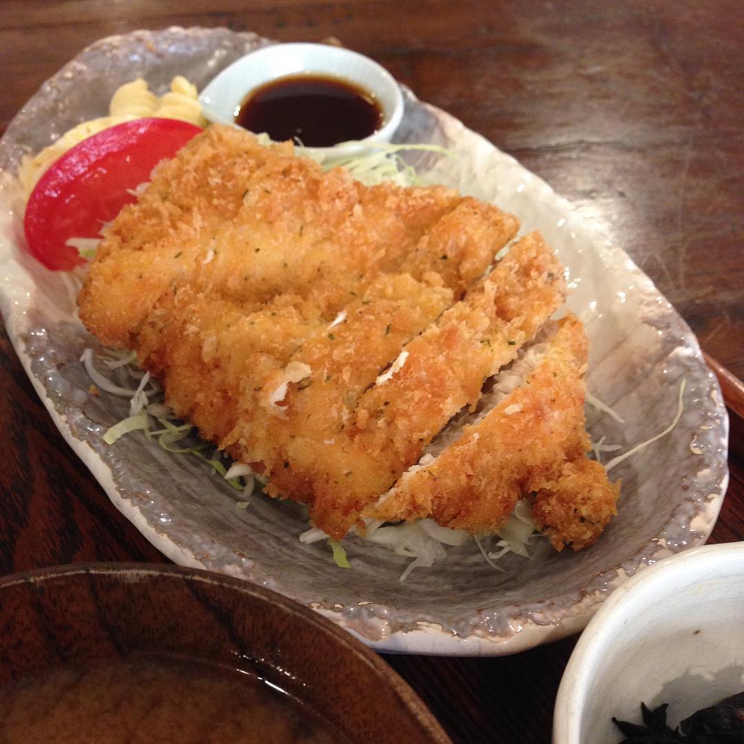 今日のまかないは「チキンカツ ハーブ風味定食」です。おっきなカツでした。久しぶりの晴れ。朝から洗濯機3回まわしました。外に干して気持ちよかったー︎(い)