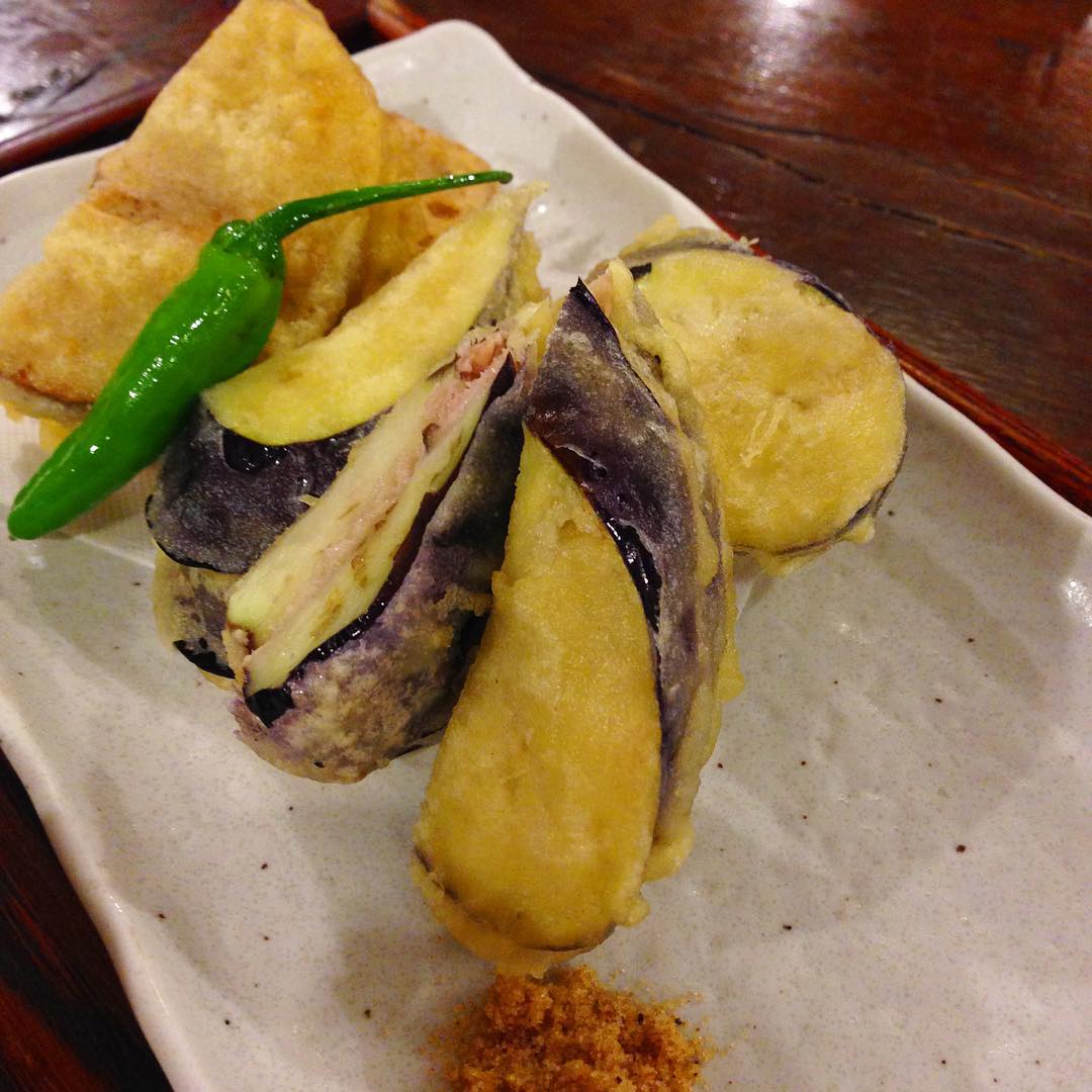 今日のまかないは「茄子とれんこんのはさみ揚げ定食」です。
朝、晩と涼しくなりましたね。毎朝の日課の犬の散歩も少しずつ時間が遅くなってきました。私がお弁当を作ってる時も早く連れて行けと言う顔で見てきます。(い)