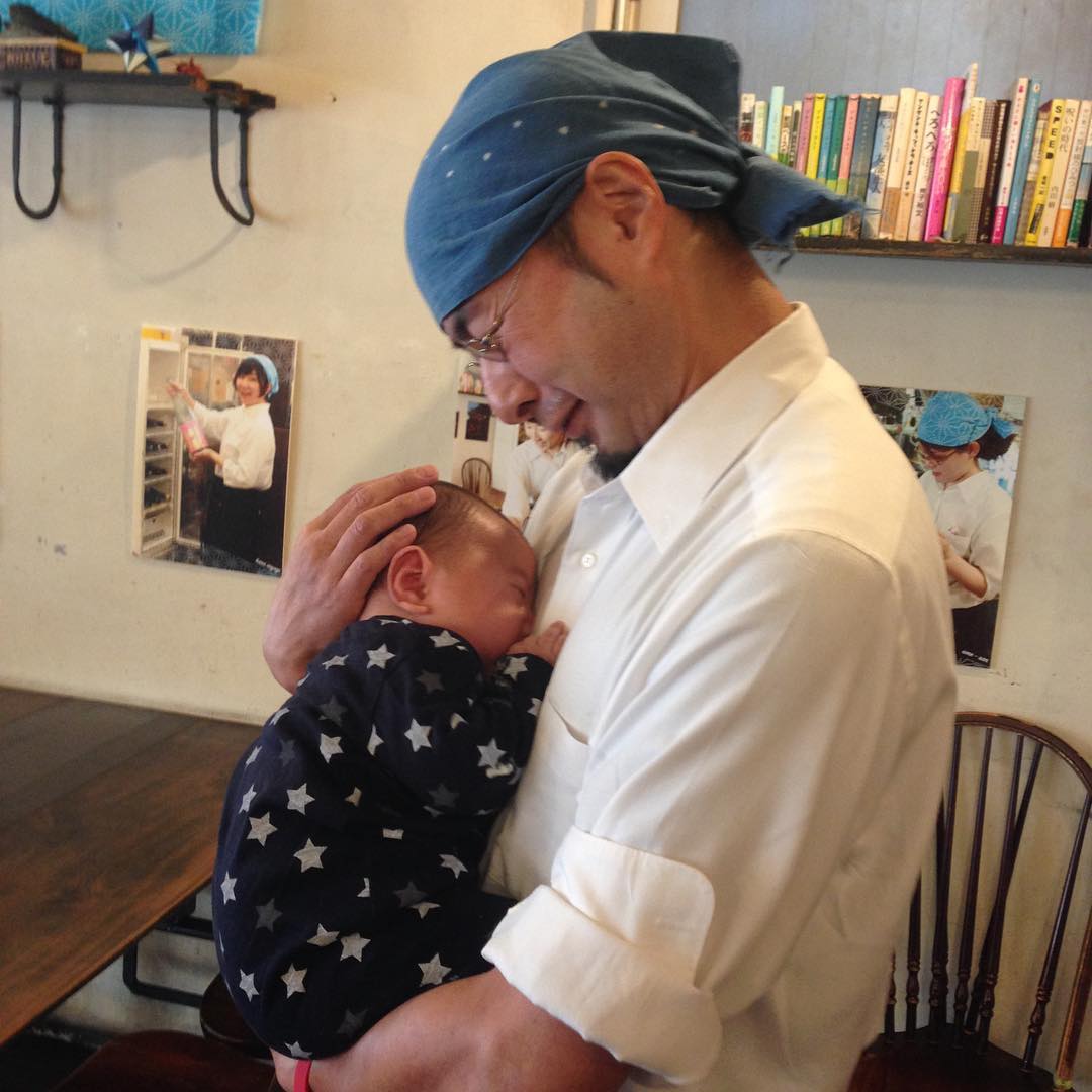 お客さんのお子さん。
2ヶ月の赤ちゃん。すごく小さくて。赤ちゃんを見るおかやん。優しい顔してますね〜。(い)