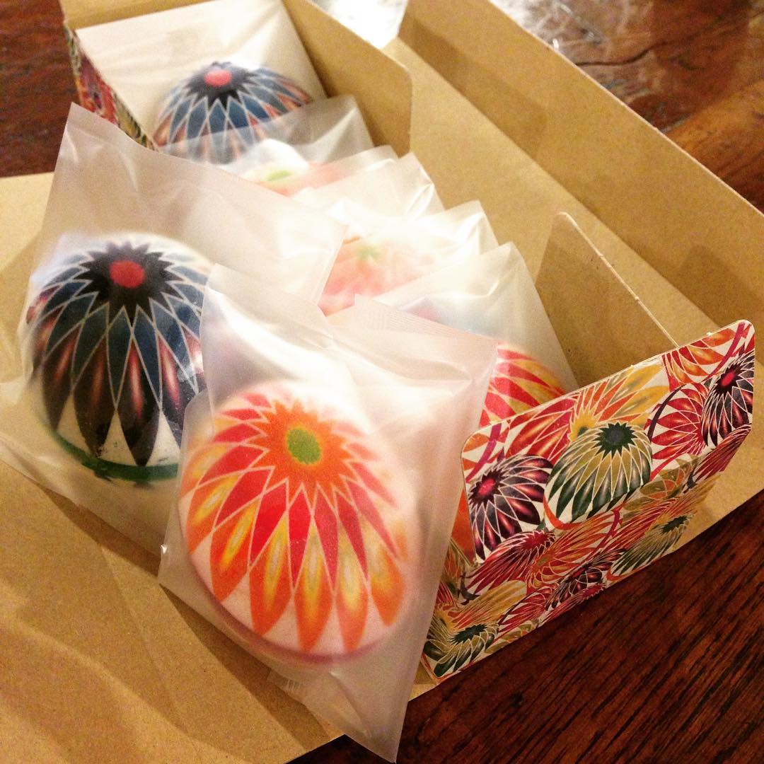 長野は乗鞍岳に自転車で行ってきました。すれ違う人にことごとく頑張って！と言われるヨボヨボ具合でしたが、頭の中は楽しくて仕方なかったです。自然はすごい。お菓子は帰りに松本で見つけてきました。青いほうを食べたら口が青くなりましたよ。。今日スタッフの誰か口が青いかもしれません。(うめ)