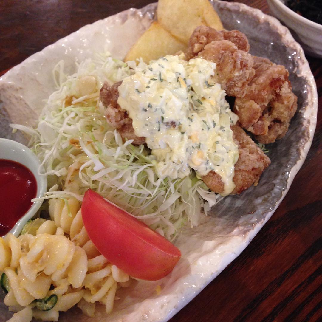 今日のまかないは「とりのから揚げ」です。
今日はタルタルソース付きにしてしまいました。
夜ごはんも食べるし雨だし歩いて帰ろうかな…(い)