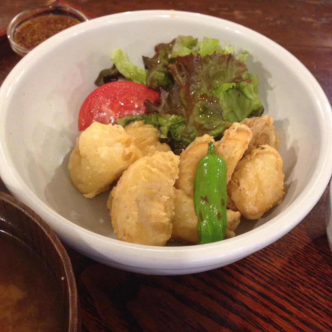 今日のまかないは「まかじきのトルコ揚げ定食」です。今週は天気がイマイチですね。洗濯物も外に干せず、犬の散歩もあまり歩かせられず困ります。スカッと晴れてくれ〜。(い)