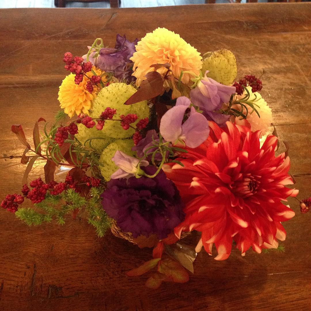 突然の嬉しいプレゼント、ありがとうございます。週末ご来店のお客様がフラワーアレンジメントのレッスンでいけられたお花だそうです。
写真が１つのアングルからなのがもどかしいです、どの角度から見ても楽しめるんですよ。いろんな色がつかわれてるのに全体から秋を感じます。いろいろ角度をかえて楽しませていただきます。ありがとうございました。(うめ)