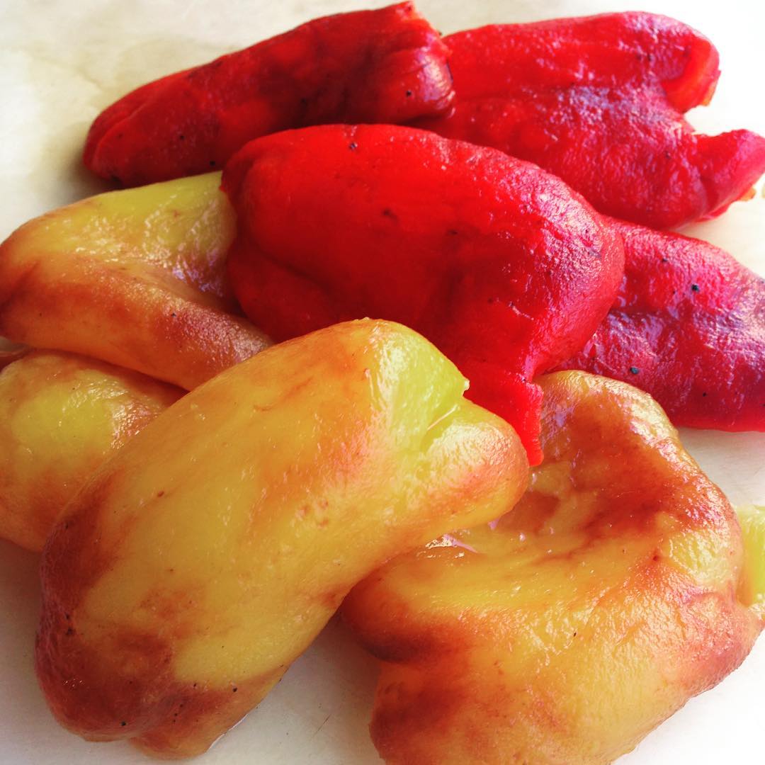 シャキーン!
黒いものを剥がしたらキレイなパプリカ！マリネになります〜♪(トミー)