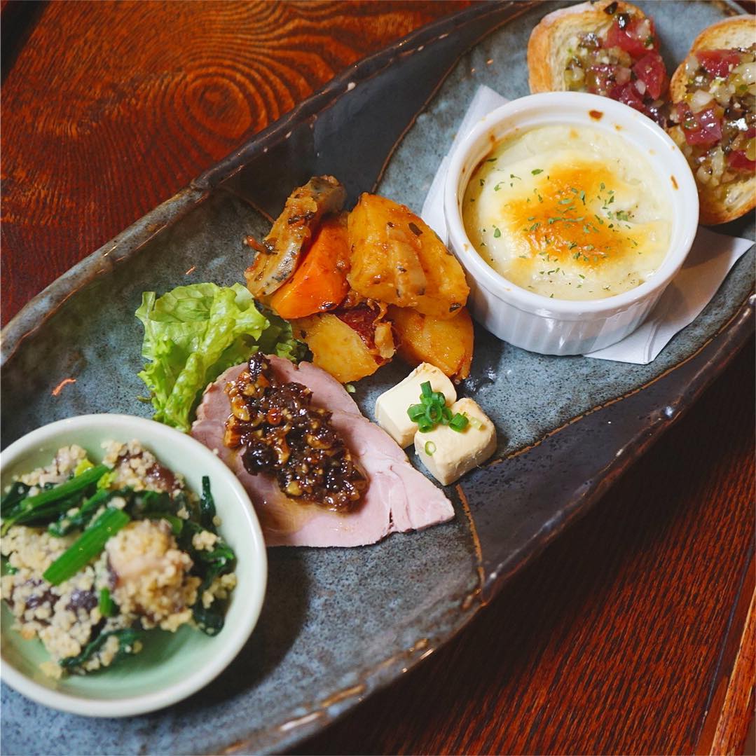 今年のボジョレーちょこもり！
香り高くフレッシュなのに旨味もあるボジョレー、ドメーヌ・シャサーニュにぴったりのおつまみをご用意しました。手前から、青菜と椎茸のタブレ、ローストポーク・ナッツバルサミコソース、根菜カポナータ、クリームチーズの味噌漬け、じゃがいもゴルゴン、まぐろのタルタルカナッペ。肉あり魚あり野菜あり、もちろんボジョレーを飲まない方もご注文いただけますよ！
この週末だけのスペシャル、どうぞ召し上がってくださいね！（麻）