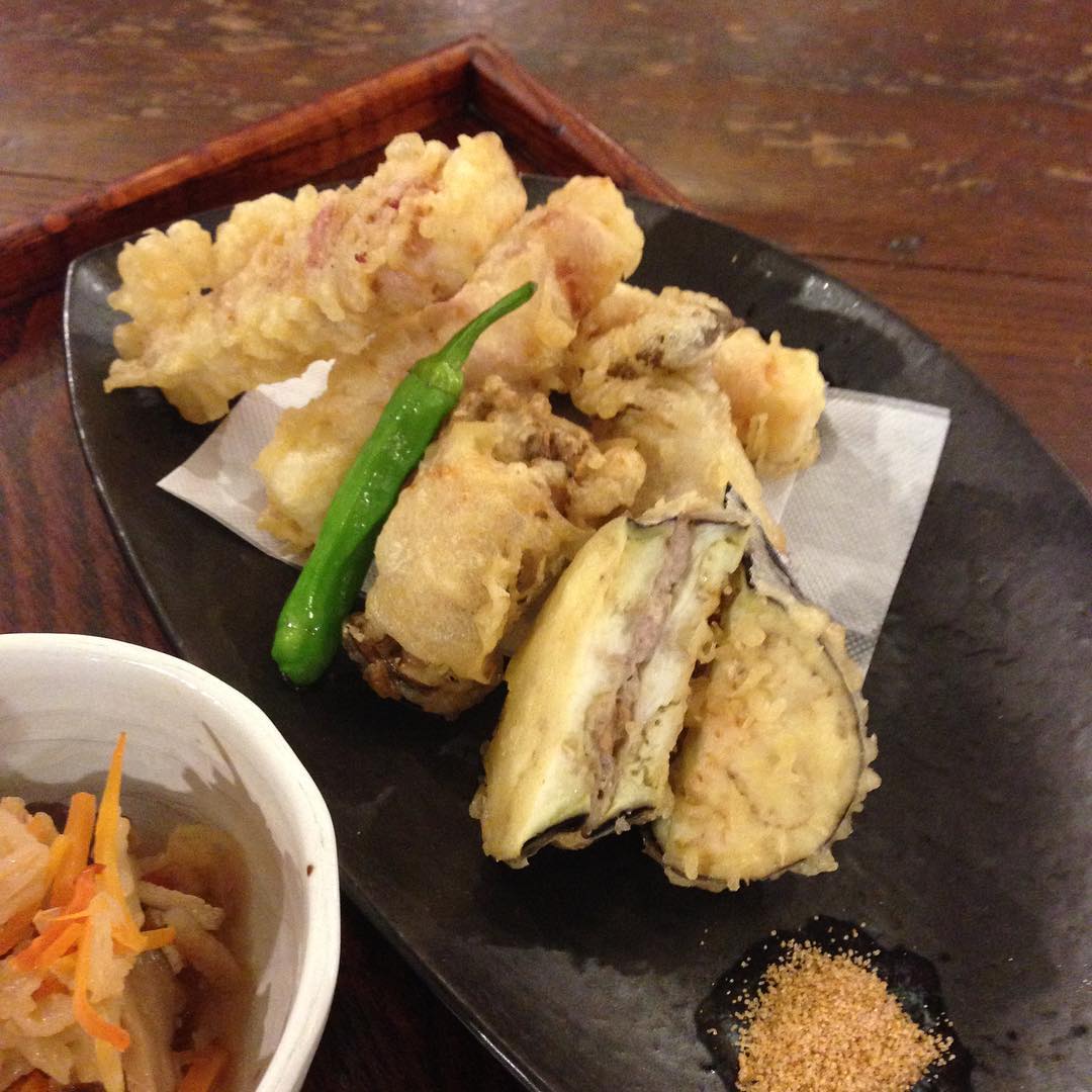 今日のまかないは「茄子のはさみ揚げ定食」です。今日から3連休ですね。昨年の今頃、娘とイチョウ並木歩いてきました。とにかく人が多い。今年は行きません。(い)