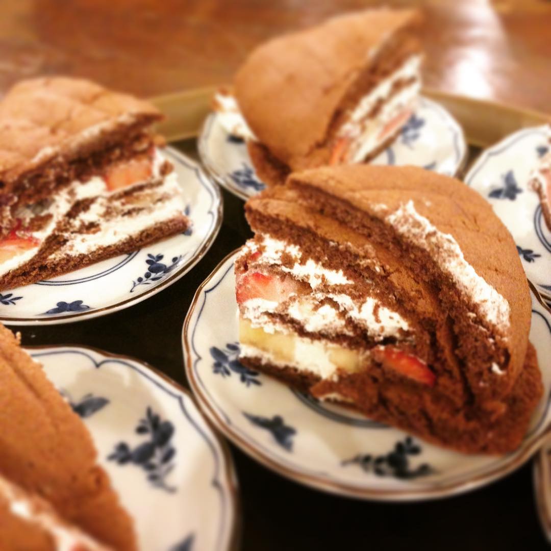 まかないタイムはまだクリスマスがつづいております。こいけ菓子店さんが余った生地を素敵ケーキにしてくれました。フルーツゴロゴロとても美味しかったです。ごちそうさまでした。(うめ)