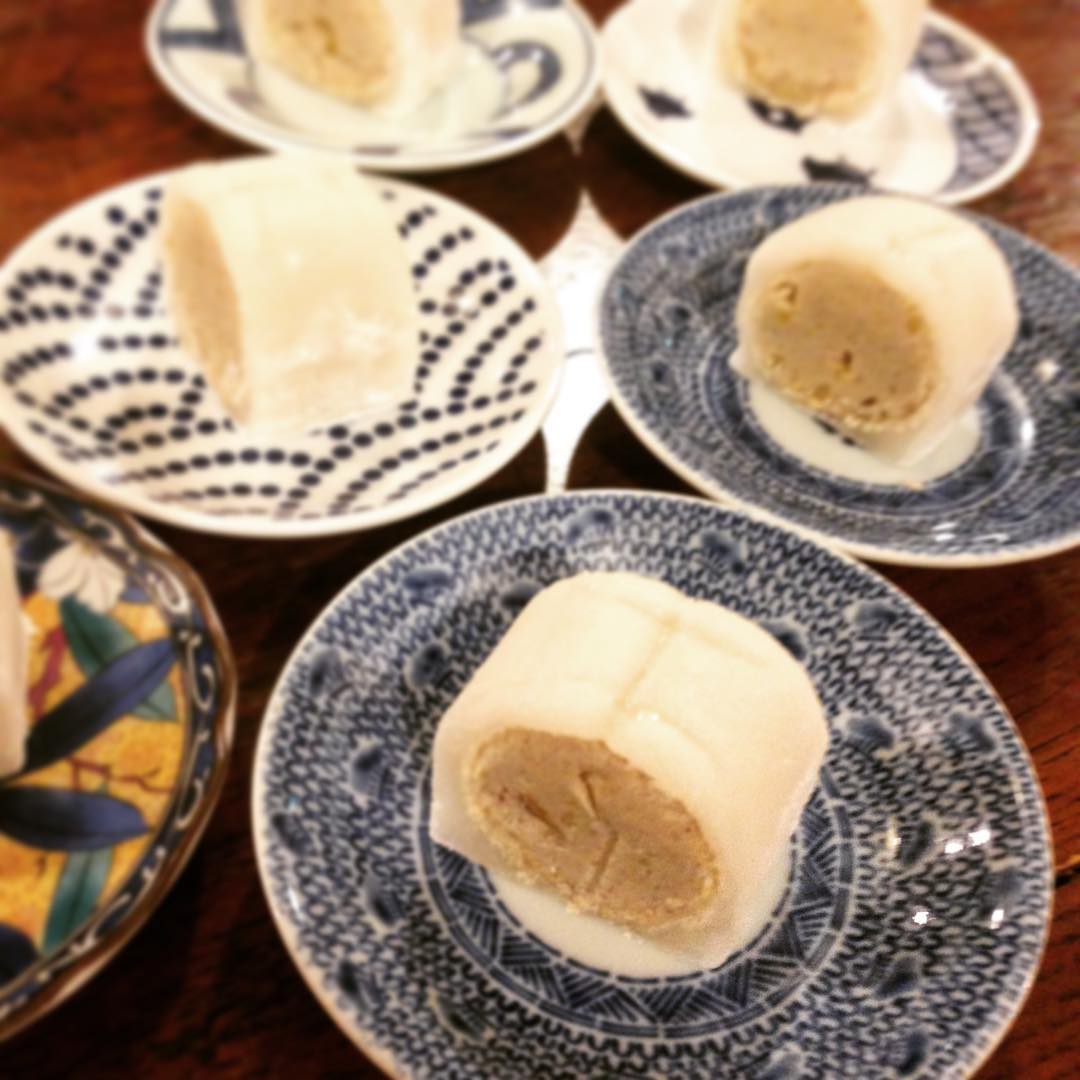 「栗羽二重」という名古屋の銘菓、ものすごく美味しいです。なべさんのご実家の皆さんありがとうございます。
自然の甘さなほくほく栗きんとんを羽二重餅でくるんだ和菓子。栗って、そして餅って、どちらも美味しい！ありがとうございます、ごちそうさまでした。
(うめ)