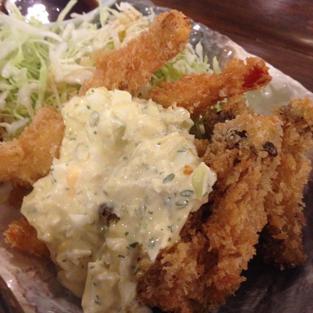 今日のまかないは「エビフライ きのこフライ タルタルソース定食」です。タルタルソースがいっぱいかかったエビフライを1番最初に食べました。夜メニューにエビフライあります。タルタルソースもオススメです。(い)