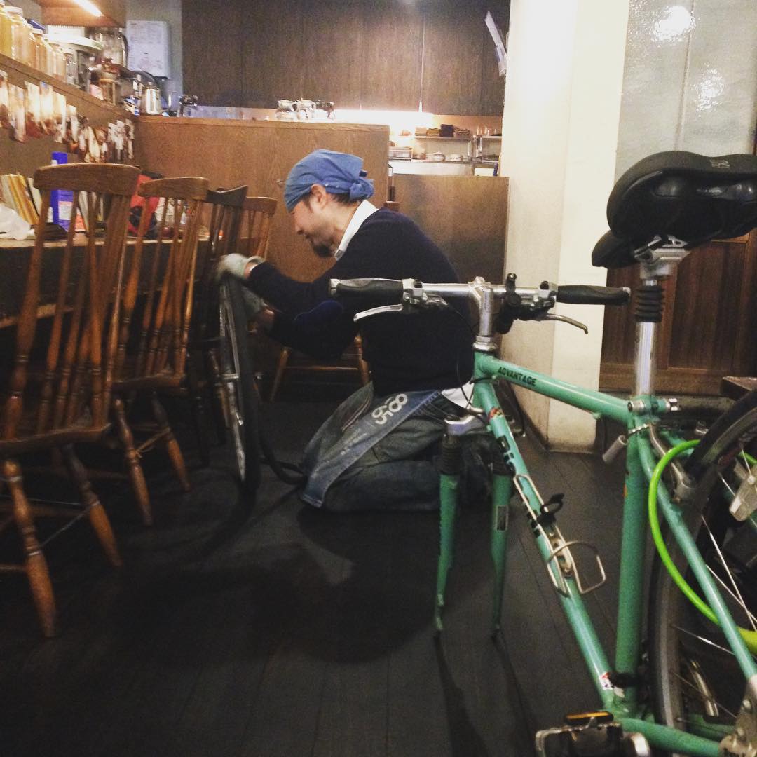 ランチ終わったあとに
サササッとパンク修理。サクッとタイヤをはめられるのがさすがと思ってましたが、okayan的には久しぶりの作業だそうで終わったあとは大仕事した感が。ご飯食べる前でしたもんね。okayanお疲れ様です。(うめ)