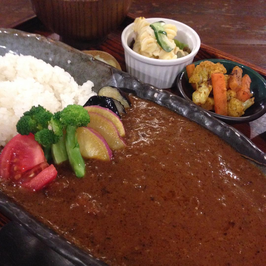 今日のまかないは「チキンカレー」です。
我が家は金曜日はカレーの日です。この前はキーマカレーを作りました。
私の全力の一品です。(い)