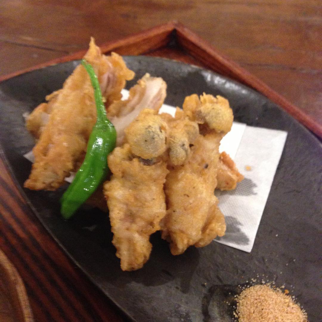 あけましておめでとうございます。
今年もよろしくお願いいたします。
久しぶりのまかない 朝から楽しみで楽しみで仕方なかった(笑)
れんこんときのこの豚肉巻き揚げ美味しかったです。大満足(い)