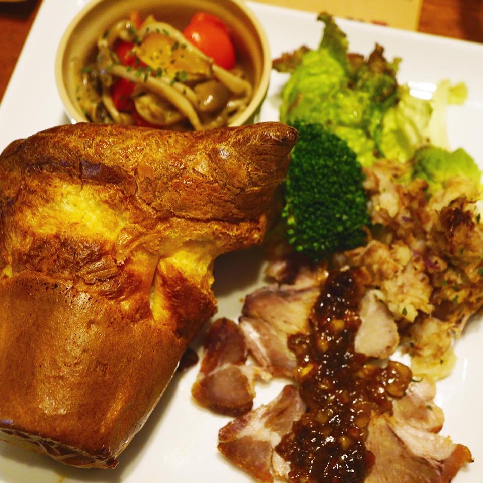 まだまだ元気に営業中！ひばりスターレストラン、こちらはポップオーバーちょこもりです。シュークリームみたいな生地のフワッとさっくりポップオーバー。中にはさんで食べると美味しいお惣菜をちょこもりしました。ローストポーク・ナッツバルサミコソース、牛スネ肉のポテトサラダ、きのことパプリカのアヒージョ。全部はさんで食べても美味しいよー！
今日だけ！ぜひ食べに来て欲しいわー！（麻）