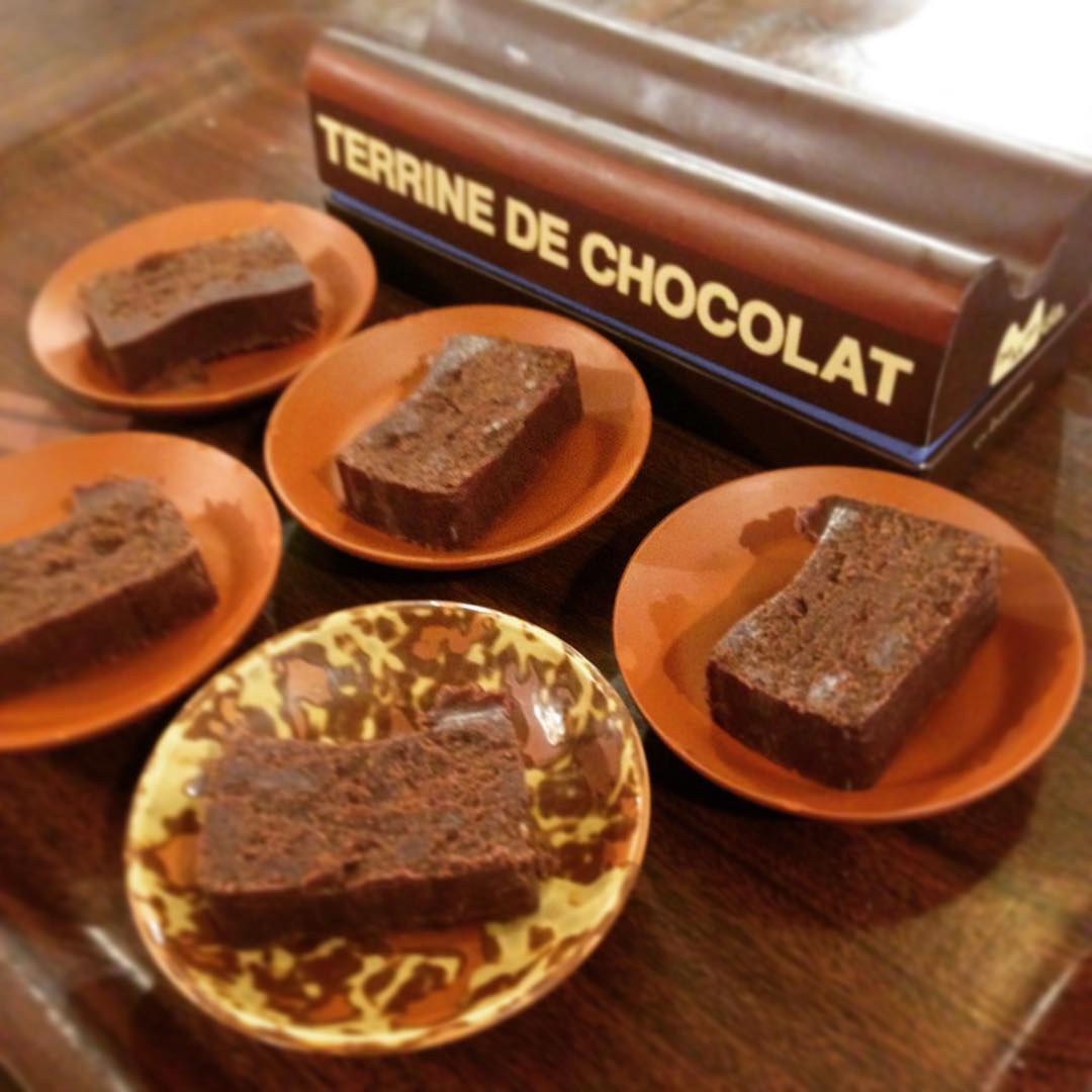 キッチンスタッフなべさんが、おやつにチョコを買って来てくれました！なべサンタに続いてなべバレンタイン。しかも逆バレンタイン。購入するのに入場料がかかったとか。濃厚なのだけれど甘さがほんとにちょうど良い。確かに美味しかったです。いろいろ今日シフト入れてよかったです。(うめ)