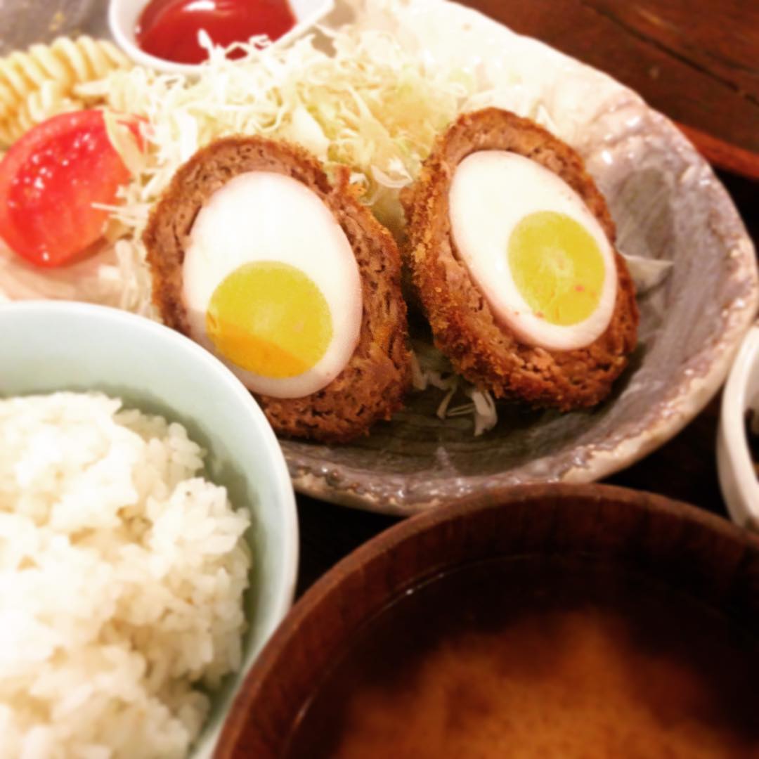 ランチ新メニュー、「スコッチエッグ定食」です！スコッチエッグ、実は初めてです、洋食屋さんに来た気分ですね。箸で割ってたべようかと思いましたが、ケチャップをたっぷりつけてガブッと口いっぱいに頬張るのが1番ではないかと。楽しかったです。
またの機会を楽しみに。
(うめ)