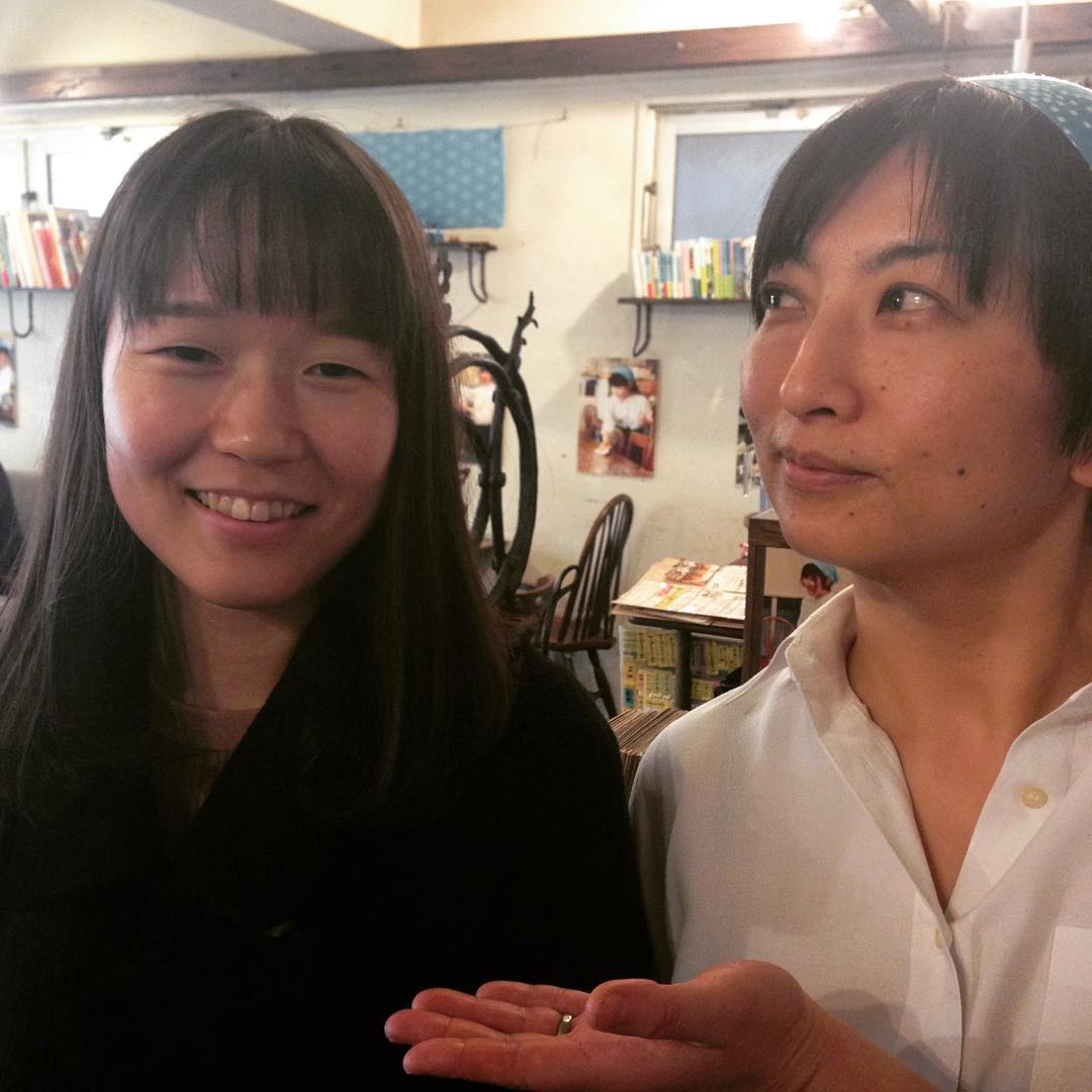 元ホールスタッフのにゃんさんが遊びに来てくれました。店長と将来について語らっていたにゃんさん、柔らかな話し方と雰囲気の奥にある揺らがない落ち着きと強さが素敵です。そしてニコッとされると私キュンとします。会えて嬉しかったです。また。(うめ)