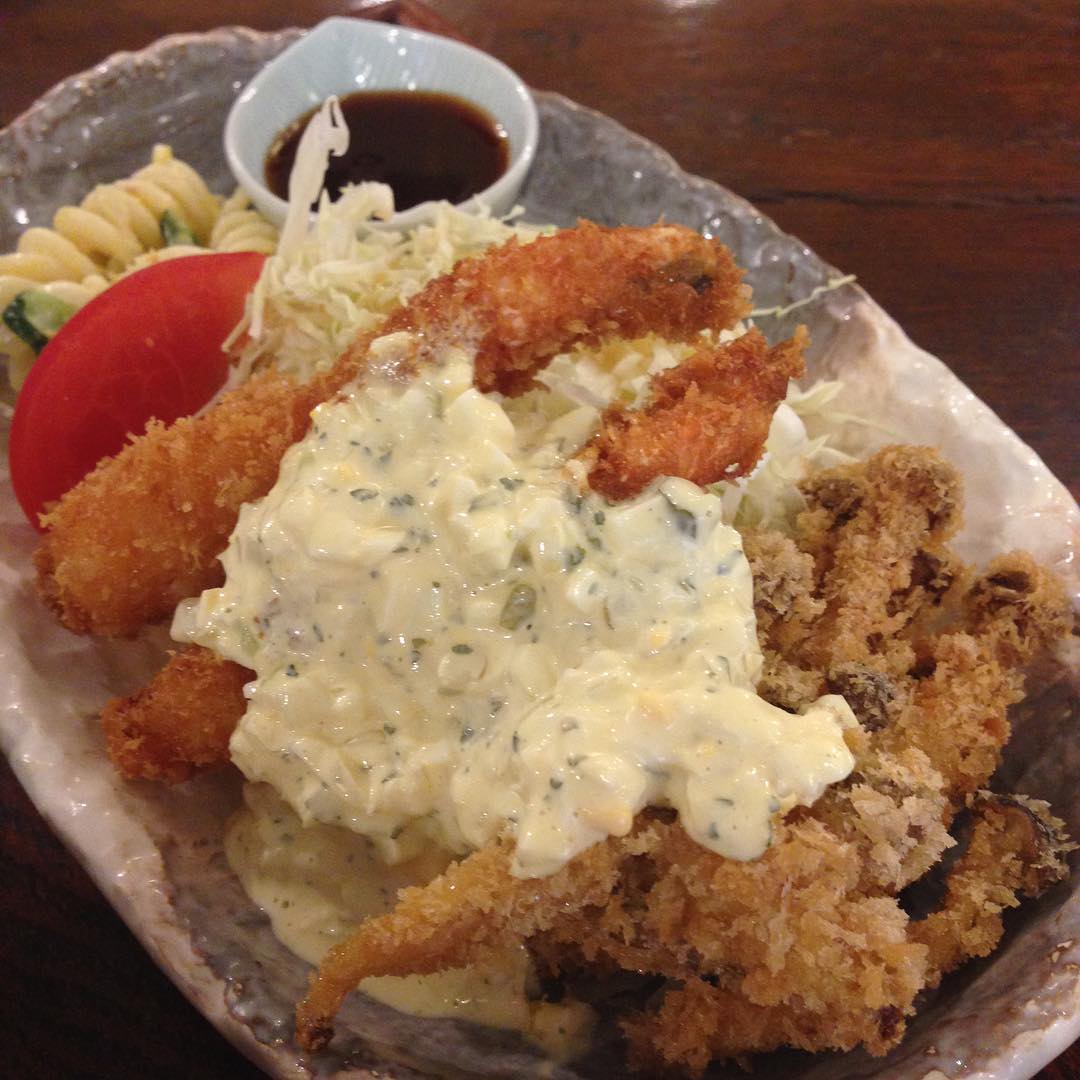 今日のまかないは「エビフライ きのこフライ タルタルソース定食」です。昨日の夜は、アボカドのグラタンを食べました。私は普通のグラタンの方が好きです。今日の夜はリトスタのイカワタチャーハンを狙ってます。(い)