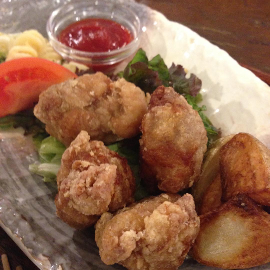 今日のまかないは「鶏のから揚げ ポテトフライ定食」です。
から揚げが美味しかったので今夜はから揚げにしようかな。(い)