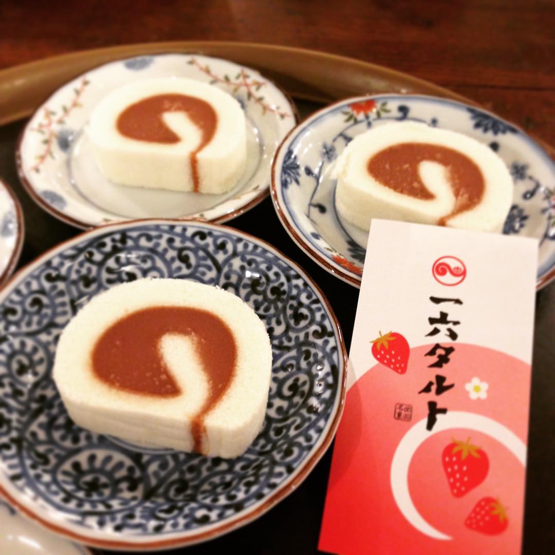 今日もお客様からいただきました、どうもありがとうございます。愛媛銘菓一六タルト、あまおう苺味は初めてです。季節を感じれるのが楽しいですね。ありがとうございます、ごちそうさまでした。(うめ)