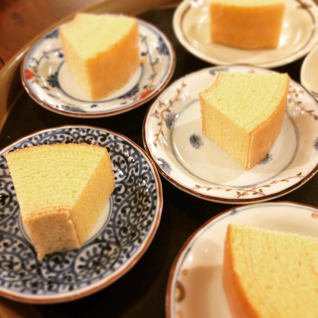 今日はお馴染みのお客様からの差し入れ、ふんわりバームクーヘン。美味しゅうございましたと言いたくなる優しいお味でした。ありがとうございます。
本年も皆さんよろしくお願いします。(うめ)